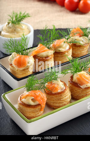 Feuilletés apéritif avec de l'aneth et du saumon dip sur le plateau en pierre Banque D'Images