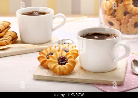 Tasse de café tasse avec crunchy biscuit sur la table Banque D'Images