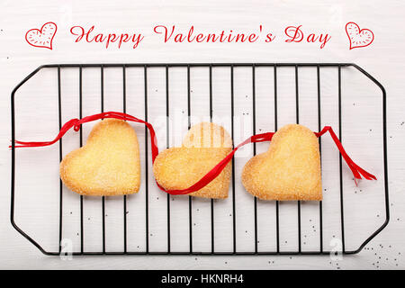 De délicieux biscuits croquants au cœur de formes et inscription Happy Valentines Day Banque D'Images