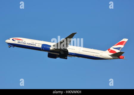 British Airways Boeing 777-300ER STBERG G-au départ de l'aéroport Heathrow de Londres, UK Banque D'Images