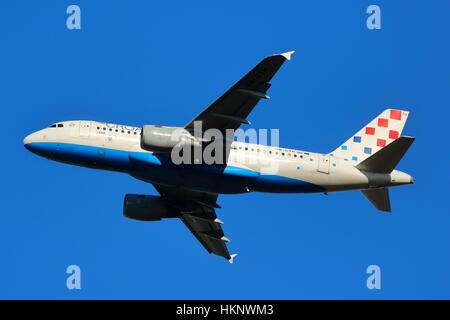 Croatia Airlines Airbus A319-100 9A -CTH, au départ de l'aéroport Heathrow de Londres, UK Banque D'Images