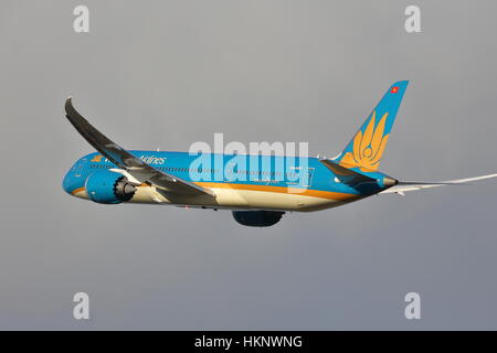 Vietnam Airlines Boeing 787-9 Dreamliner VN-A861 au départ de l'aéroport Heathrow de Londres, UK Banque D'Images