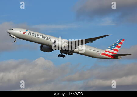 American Airlines Boeing 777-300ER N720un au départ de l'aéroport Heathrow de Londres, UK Banque D'Images