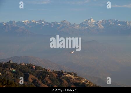 Vue de l'Everest mountain vont de Nagarkot au lever du soleil en tant qu'avion vole de retour de l'vol Everest populaires Banque D'Images