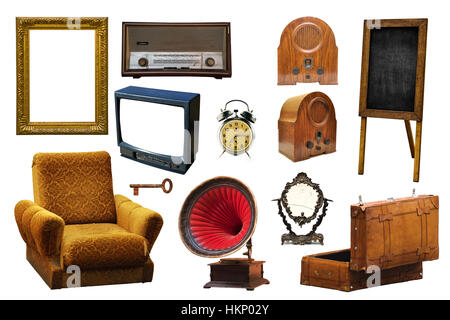 Collection de vintage retro accueil objets connexes isolé sur fond blanc - cadre photo, appareil radio, fauteuil, gramophone, clé, miroir Banque D'Images