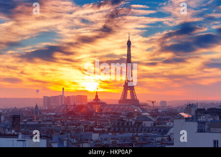 La Tour Eiffel au coucher du soleil à Paris, France