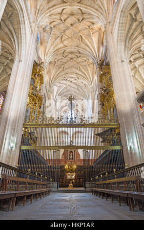 SEGOVIA, ESPAGNE, avril - 15, 2016 : La nef de cathédrale Nuestra Señora de la Asunción y de San Frutos de Segovia. Banque D'Images