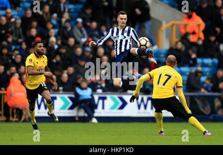 Le Millwall Shaun Williams (centre) et Watford's Adlene Guedioura (à droite) au cours de l'Emirates en FA Cup, Quatrième ronde match à la Den, Londres. ASSOCIATION DE PRESSE Photo. Photo Date : Dimanche 29 Janvier, 2017. Voir l'ACTIVITÉ DE SOCCER histoire Millwall. Crédit photo doit se lire : John Walton/PA Wire. RESTRICTIONS : EDITORIAL N'utilisez que pas d'utilisation non autorisée avec l'audio, vidéo, données, listes de luminaire, club ou la Ligue de logos ou services 'live'. En ligne De-match utilisation limitée à 75 images, aucune émulation. Aucune utilisation de pari, de jeux ou d'un club ou la ligue/dvd publications. Banque D'Images