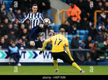 Le Millwall Shaun Williams (à gauche) et Watford's Adlene Guedioura pendant l'unis en FA Cup, Quatrième ronde match à la Den, Londres. Banque D'Images