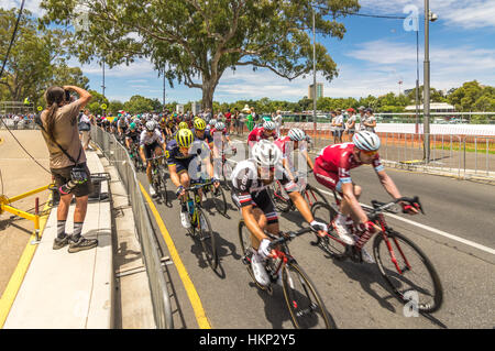 La dernière étape du Tour Down Under courses autour du circuit de la rue Adelaide central Banque D'Images