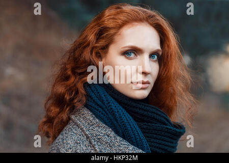 Closeup portrait de jeune fille rousse Banque D'Images