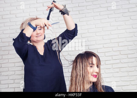 Coupe de cheveux coiffure Femme Banque D'Images