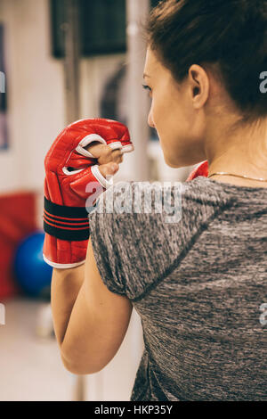 Jeune femme pratiquant la boxe à la salle de sport Banque D'Images