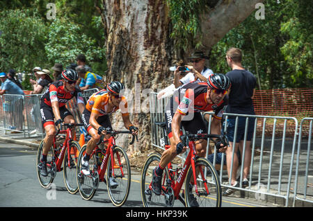 La dernière étape du Tour Down Under courses autour du circuit de la rue Adelaide central Banque D'Images