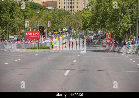 La dernière étape du Tour Down Under courses autour du circuit de la rue Adelaide central Banque D'Images