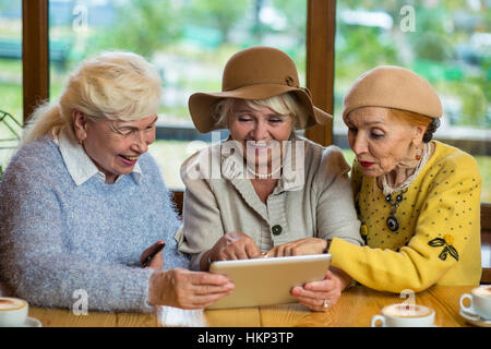 Les femmes âgées avec tablette. Banque D'Images