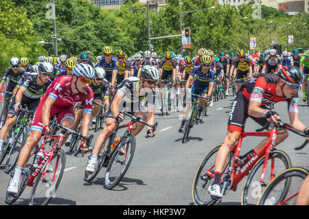 La dernière étape du Tour Down Under courses autour du circuit de la rue Adelaide central Banque D'Images