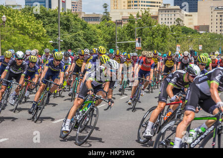 La dernière étape du Tour Down Under courses autour du circuit de la rue Adelaide central Banque D'Images