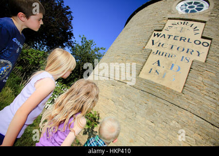 Les enfants à la victoire à Waterloo tour à Finedon qui a été construit pour commémorer la bataille de Waterloo 1815. Banque D'Images