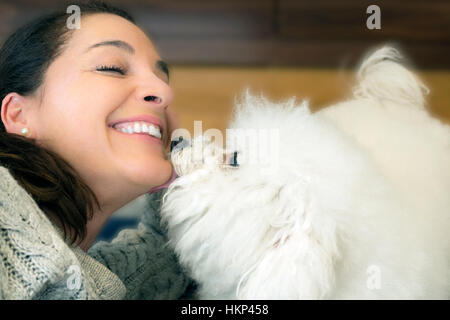 Femme avec chien Bichon Frise. Son chien propriétaire. Banque D'Images