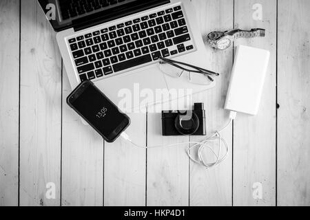 Bureau en bois avec divers gadgets et accessoires Banque D'Images