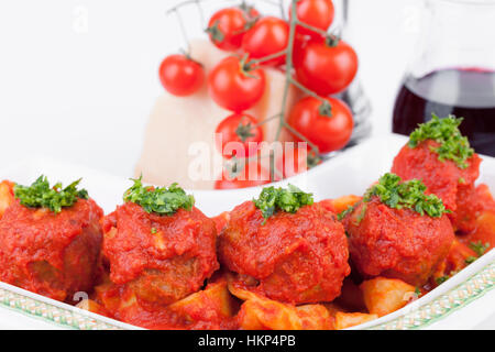 Des pâtes avec des boulettes de viande Banque D'Images