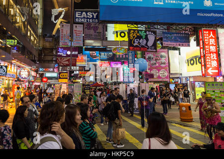 Sai Yeung Choi Street bondé à Mongkok, Kowloon, Hong Kong, Chine, la nuit. Banque D'Images