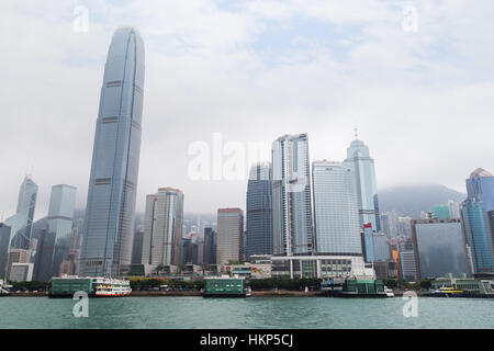 Vue de deux Centre Financier International (SFI) et d'autres gratte-ciel du quartier central sur l'île de Hong Kong à Hong Kong. Banque D'Images