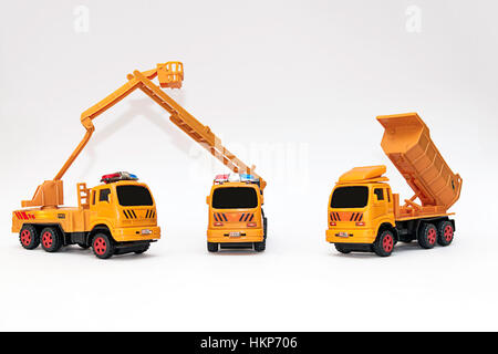 Ensemble de jouets de construction orange sur fond blanc Banque D'Images