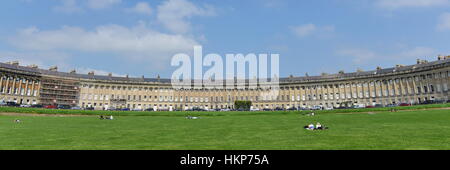 Bath, Royaume-Uni - 13 mai 2016 : vue panoramique sur le monument Royal Crescent vu du parc Victoria. Banque D'Images