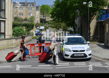 Bath, Royaume-Uni - Mai 13, 2016 : La police monte la garde à un barrage routier à proximité d'une bombe de la DEUXIÈME GUERRE MONDIALE découverts sur un chantier de construction. Banque D'Images