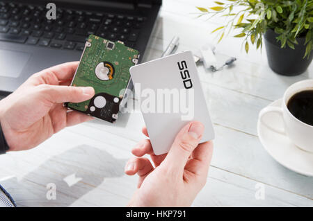 Modifications de l'homme dur sur un disque dur SSD moderne Banque D'Images