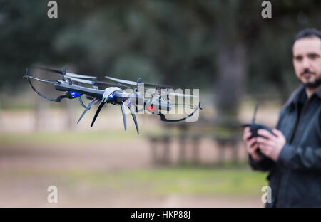 Un homme d'utiliser le drone à distance dans le parc Banque D'Images