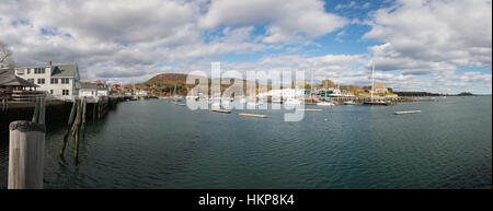 Une vue de Camden Harbor, Maine, avec le Mont Battie dans le fond Banque D'Images