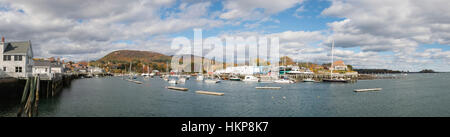 Une vue de Camden Harbor, Maine, avec le Mont Battie dans le fond Banque D'Images