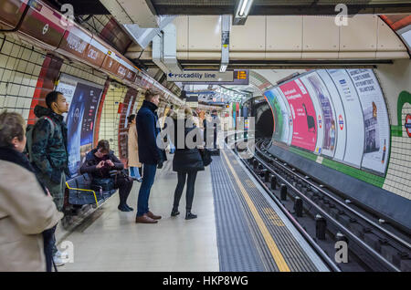 En attente d'un train à la station de métro Piccadilly Circus. Banque D'Images