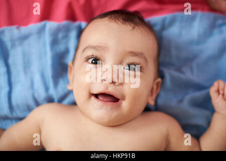 Portrait de bébé portant sur la vue de dessus de lit Banque D'Images