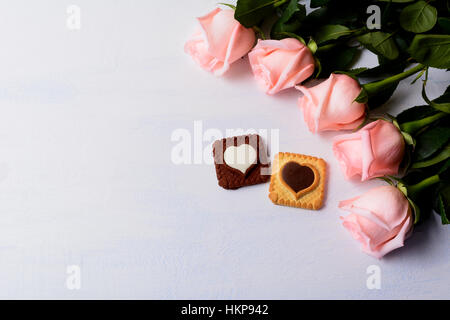 Arrière-plan de la Saint-Valentin avec cinq roses et les cookies. Jour de mariage élégant carte de vœux ou d'invitation. Copier l'espace. Banque D'Images