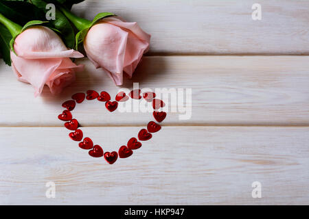 Arrière-plan de la Saint-Valentin avec deux roses et cœur rouge. Jour de mariage élégant carte de vœux ou d'invitation. Copier l'espace. Banque D'Images