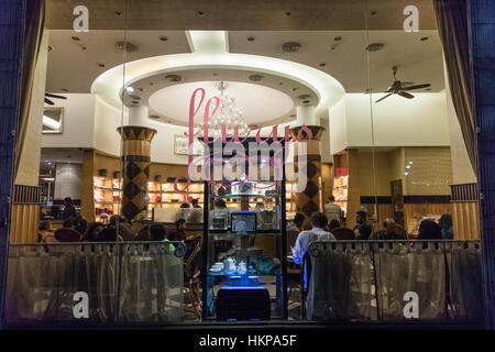 Flurys cafe et une boulangerie sur la rue Park, Kolkata (Calcutta), West Bengal, India. Banque D'Images