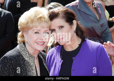 Debbie Reynolds et Carrie Fisher arrivent pour le 2011 Primetime Creative Arts Emmy Awards à Los Angeles, Californie le 10 septembre 2011. Photo par Francis Specker Banque D'Images