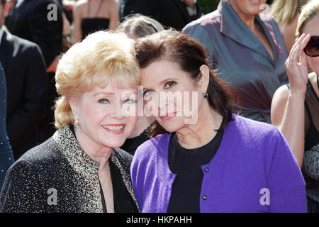 Debbie Reynolds et Carrie Fisher arrivent pour le 2011 Primetime Creative Arts Emmy Awards à Los Angeles, Californie le 10 septembre 2011. Photo par Francis Specker Banque D'Images