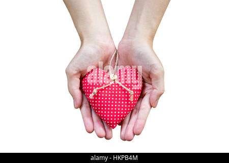 Close up hand woman holding heart sur isoler white with clipping path. Banque D'Images