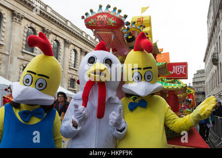 Londres, Royaume-Uni. 29 janvier 2017. Les Londoniens bienvenue le 'année du Coq' avec un défilé du Nouvel An chinois de Trafalgar Square à Chinatown. Banque D'Images