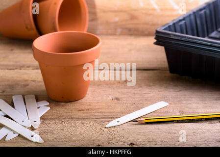 Banc d'empotage avec pots en argile et des étiquettes de semences. Banque D'Images