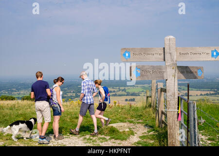 Panneau sentier et amis marcher avec un chien sur South Downs Way dans le parc national des South Downs. Fulking Hill Brighton West Sussex England Royaume-Uni Grande-Bretagne Banque D'Images