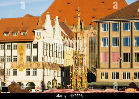 Vue sur les étals du marché de Noël à am Brunnen belle fontaine dans la place Hauptmarkt. Nuremberg (Nürnberg), Bavière, Allemagne Banque D'Images