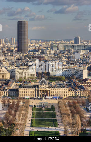 Champ de Mars, mur de la Paix, Place Joffre, de la Tour Montparnasse, l'Institut des hautes études de Défense nationale (IHEDN) de la Tour Eiffel. Paris. Banque D'Images