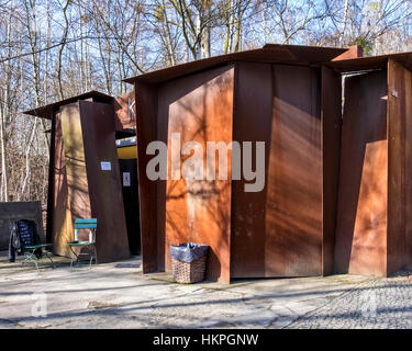 Berlin, Natur-Park Schöneberger Südgelände - toilettes fabriqués à partir de métal rouillé et les matières de récupération Banque D'Images