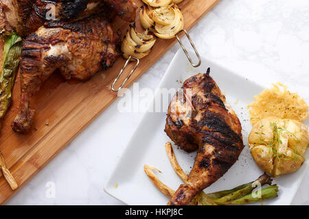 Dîner au poulet entier avec des pommes de terre et poireaux Banque D'Images